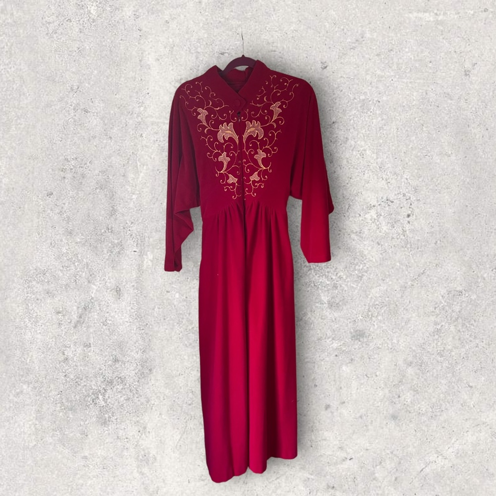 RARE Vintage Vanity Fair embroidered robe in reddish magenta
